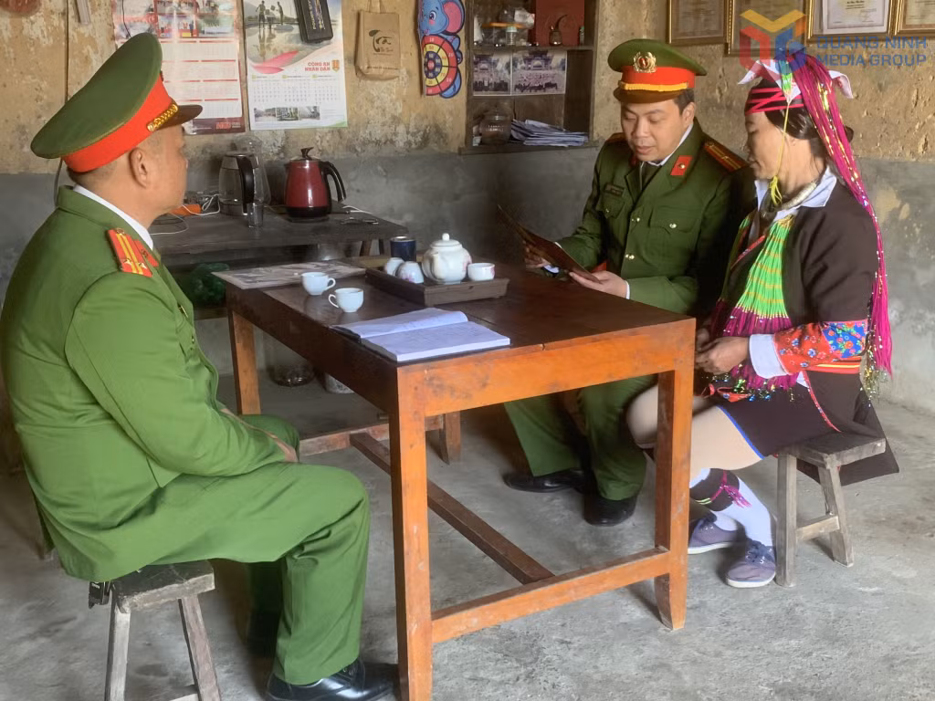 Công an xã Đường Hoa tuyên truyền Luật Trật tự, ATGT cho người dân.