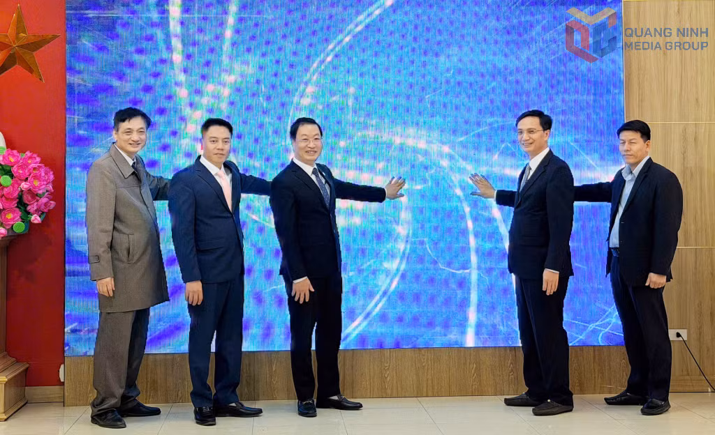 Các đại biểu bấm nút ra mắt trợ lý ảo AI.