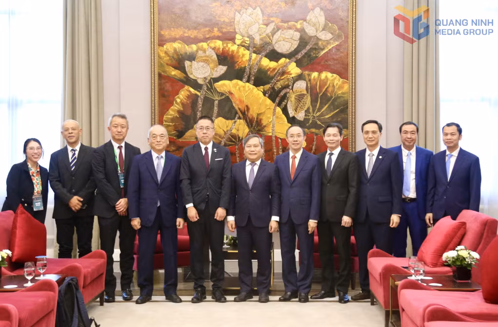 Đồng chí Bí thư Tỉnh ủy chụp ảnh lưu niệm cùng Đoàn đại biểu tỉnh Yamanashi. 