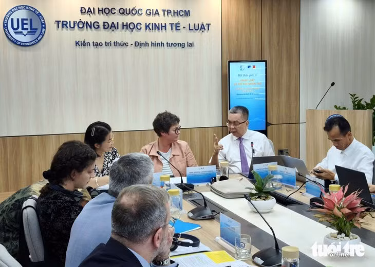 Các chuyên gia Việt Nam và Pháp thảo luận về pháp luật về AI tại buổi hội thảo - Ảnh: TRỌNG NHÂN