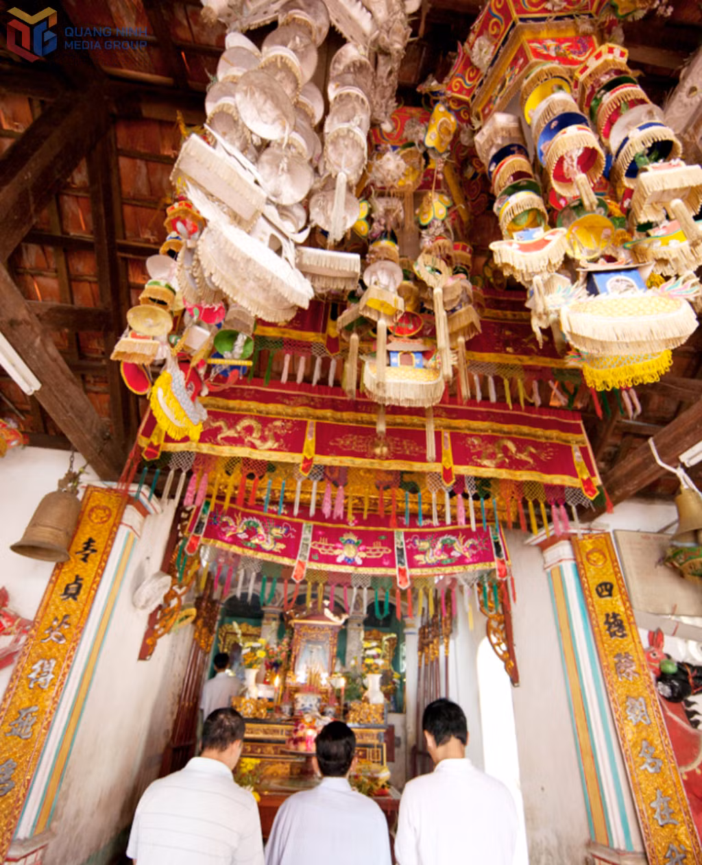 Lễ hội đền Bà Men của ngư dân trên Vịnh Hạ Long.