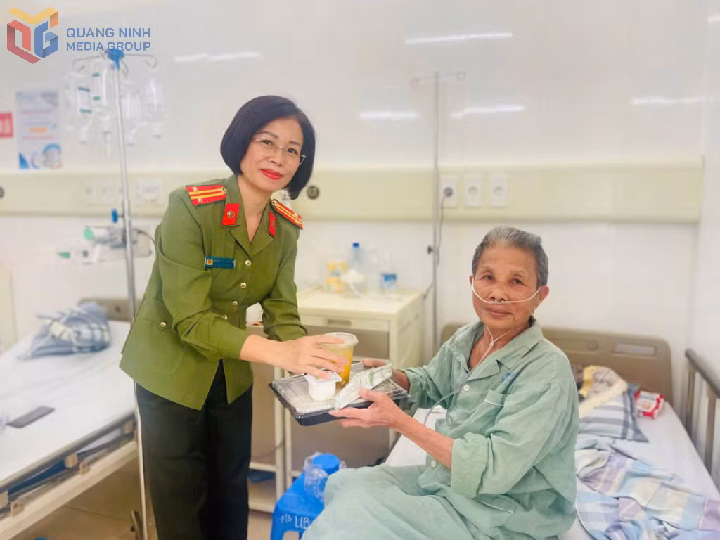 Phụ nữ Phòng An ninh kinh tế (Công an tỉnh) trao quà cho bệnh nhân điều trị tại Bệnh viện Bãi Cháy.