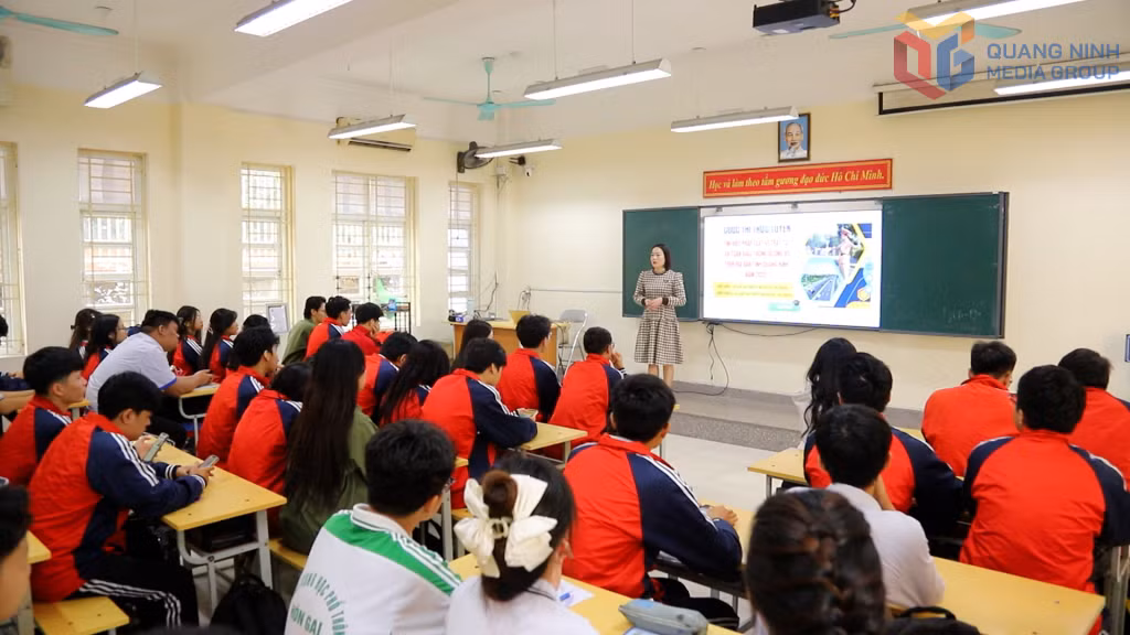 Giáo viên và học sinh Trường THPT Hòn Gai tham gia cuộc thi “Tìm hiểu pháp luật về trật tự, an toàn giao thông đường bộ”.