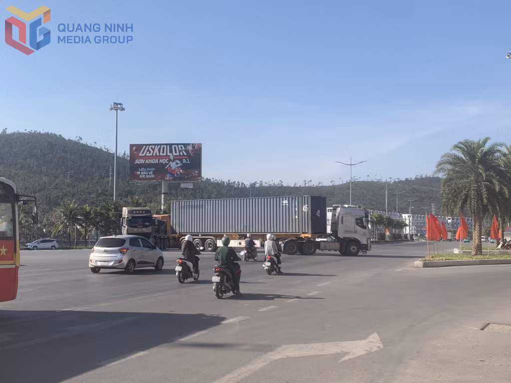 Chỉ cần một phương tiện có trọng tải lớn chuyển hướng làn đường tại ngã 4 Ao Cá là dẫn tới tình trạng ùn tắc giao thông cục bộ. Ảnh chụp ngày 28/11/2025