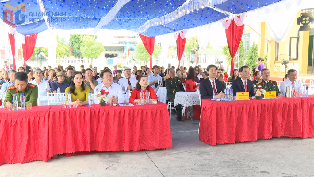 Các đại biểu, cán bộ, đảng viên và nhân dân tham dự Ngày hội Đại đoàn kết khu Thượng Thông, phường Hoàng Quế.