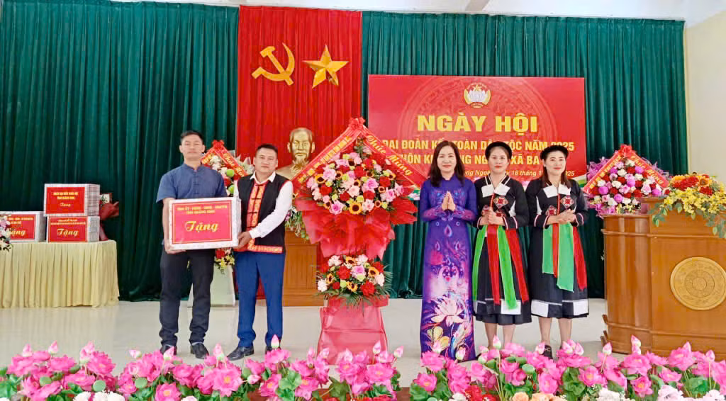 Đồng chí Nguyễn Thị Hạnh, Uỷ viên Ban Chấp hành Đảng bộ tỉnh, Phó Chủ tịch UBND tỉnh tặng hoa chúc mừng ngày hội.