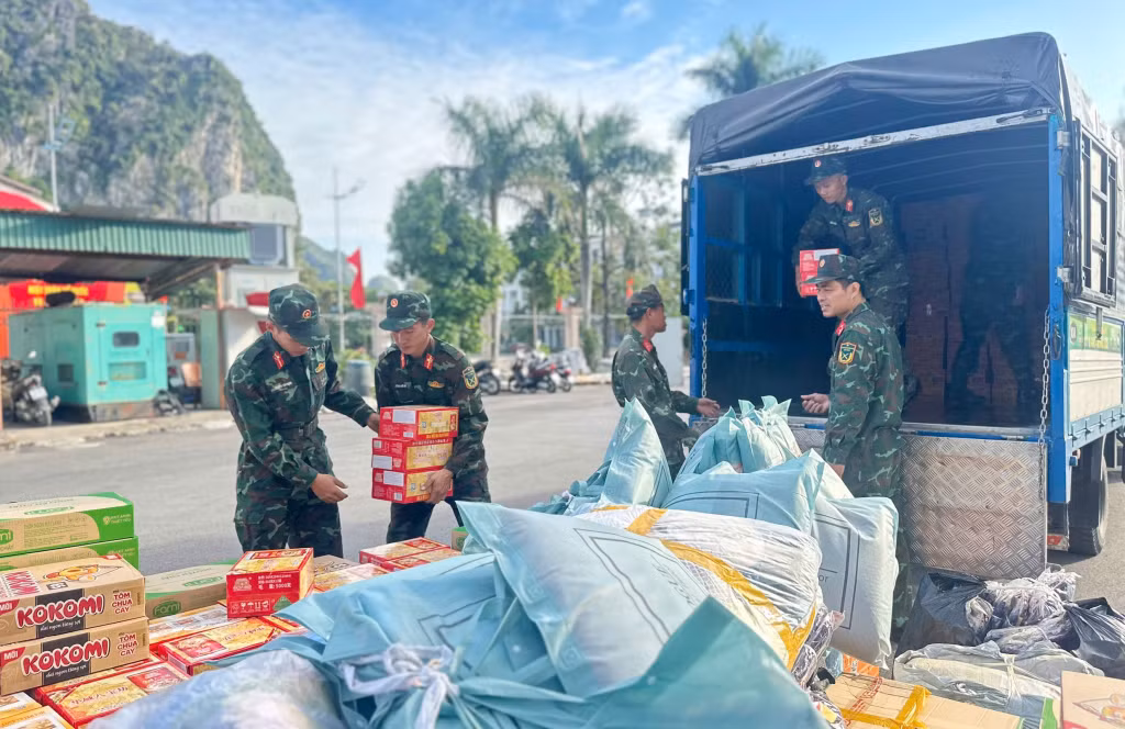 Cán bộ chiến sĩ LLVT tỉnh vận chuyển hàng hoá, nhu cấu thiết yếu... lên chuyến hàng hỗ trợ đợt I vào tỉnh Lâm Đồng.&nbsp;