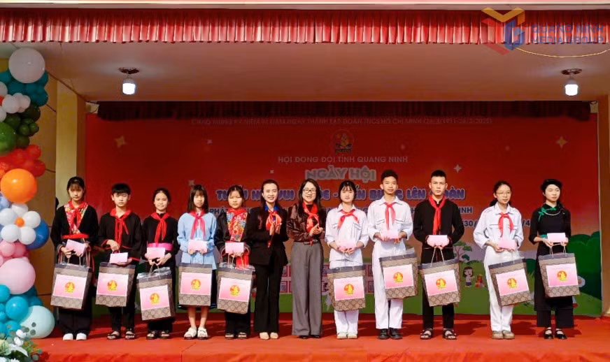 Lãnh đạo Sở GD&amp;ĐT và Tỉnh Đoàn trao phần thưởng cho học sinh xuất sắc của Trường PTDT Nội trú Ba Chẽ.