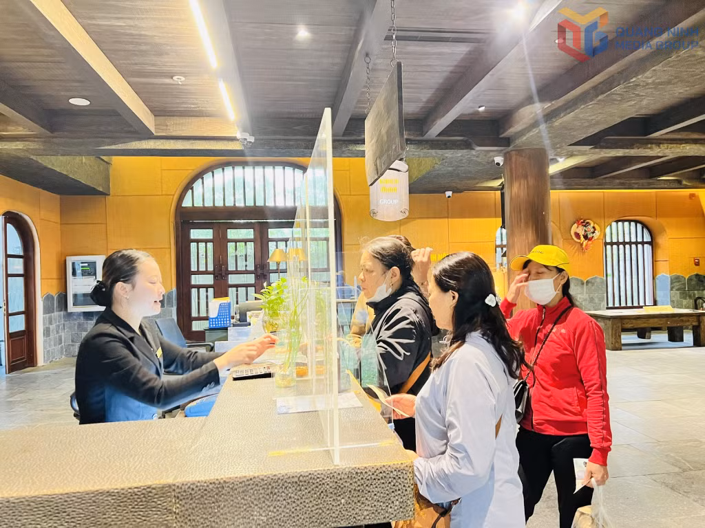 Nhân viên Công ty CP Tùng Lâm bán vé cho khách tham quan Yên Tử.