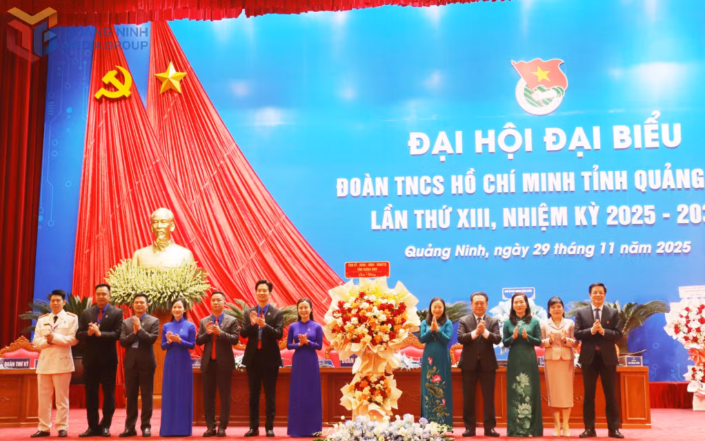 Các đồng chí lãnh đạo tỉnh tặng hoa chúc mừng Đại hội.