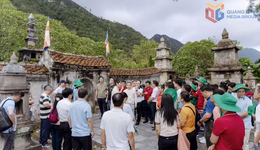 Cán bộ, công nhân, người lao động Tập đoàn Công nghiệp - Năng lượng Quốc gia Việt Nam tham quan Khu di tích và danh thắng Yên Tử. Ảnh: Hoàng Quỳnh