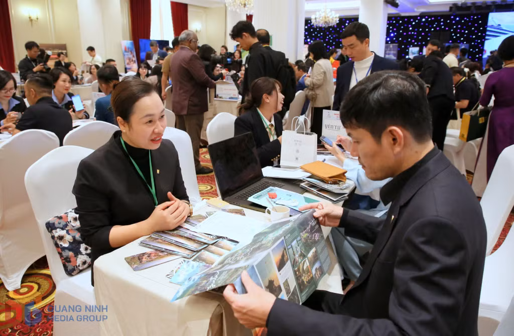 Công ty CP Phát triển Tùng Lâm giới thiệu các sản phẩm đặc sắc tại Yên Tử tới đối tác.