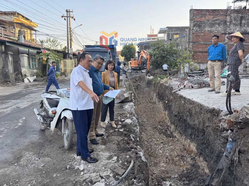 Đại diện Chi bộ và Ban Công tác mặt trận khu Hà Phong 6A (phường Hà Tu) thực hiện giám sát dự án cải tạo, nâng cấp đoạn QL18A (cũ) đi qua khu phố.