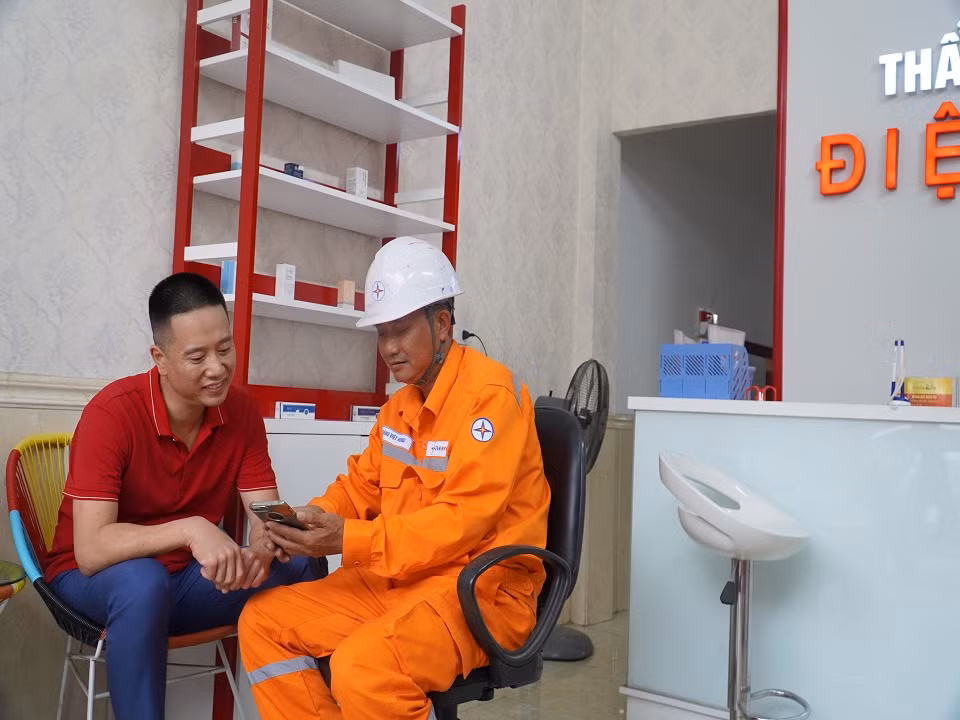 Công nhân Đội QLĐLKV Hạ Long hướng dẫn khách hàng đăng ký lắp ĐMTMN trên website https://cskh.npc.com.vn/