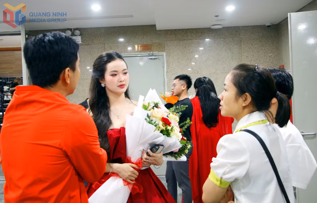 Sau đêm bán kết đầu tiên, nhiều thí sinh được người nhà, khán giả yêu quý tặng hoa, động viên.