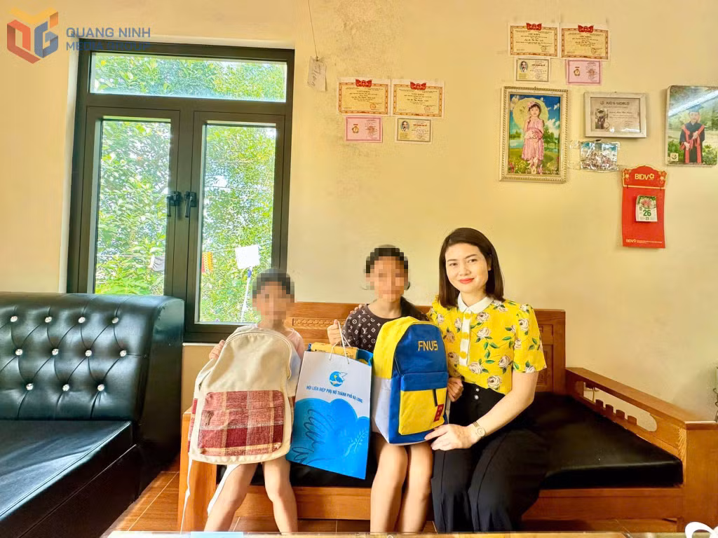 Lãnh đạo Hội LHPN TP Hạ Long trao quà tặng cho 2 em Nguyễn Thị N và Nguyễn Thị H (tổ 60, khu 5, phường Cao Xanh, TP Hạ Long).
