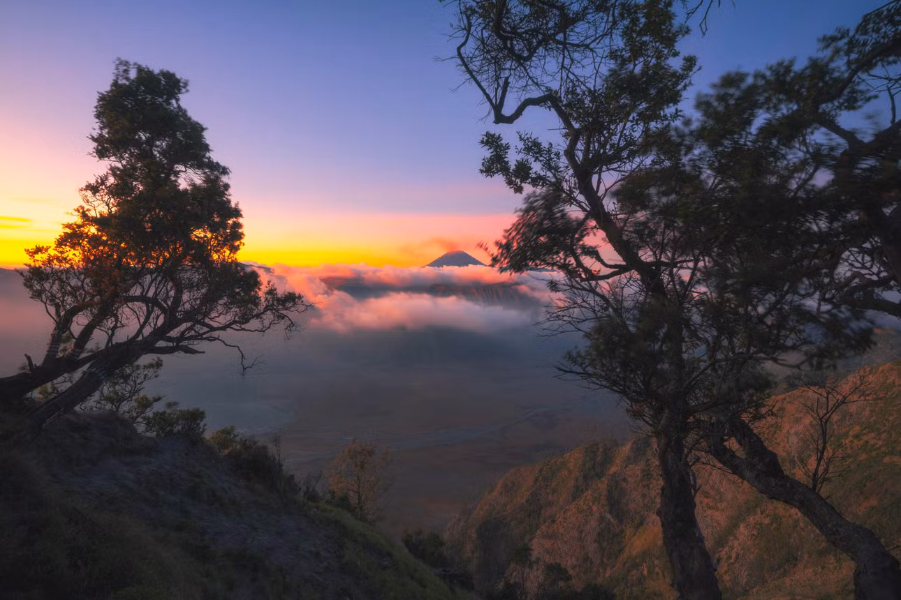 Bình minh trên Bromo tạo nên sự tương phản giữa ánh sáng mặt trời và biển mây phía dưới. Ảnh: Trần Tiến Dũng