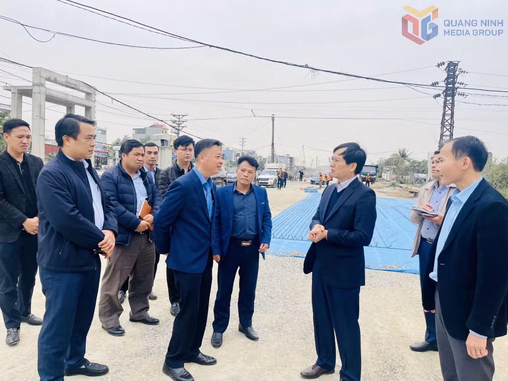 Các đồng chí lãnh đạo thành phố kiểm tra tiến độ thi công và công tác GPMB của Dự án Tuyến đường dọc mương, bên trái tuyến từ cầu K67 phường Hà Khánh qua cầu Nước Mặn đến đường 336, phường Hà Lầm.