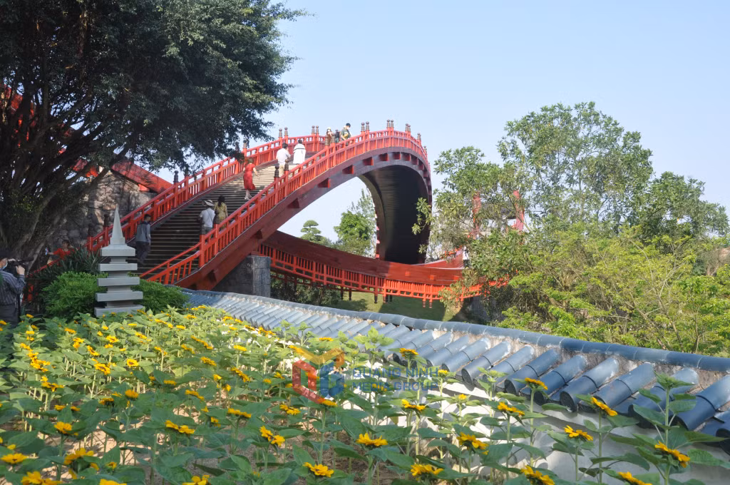 Cầu Koi trong khuôn viên SunWorld Hạ Long Complex - khu vui chơi giải trí lớn trên địa bàn TP Hạ Long.