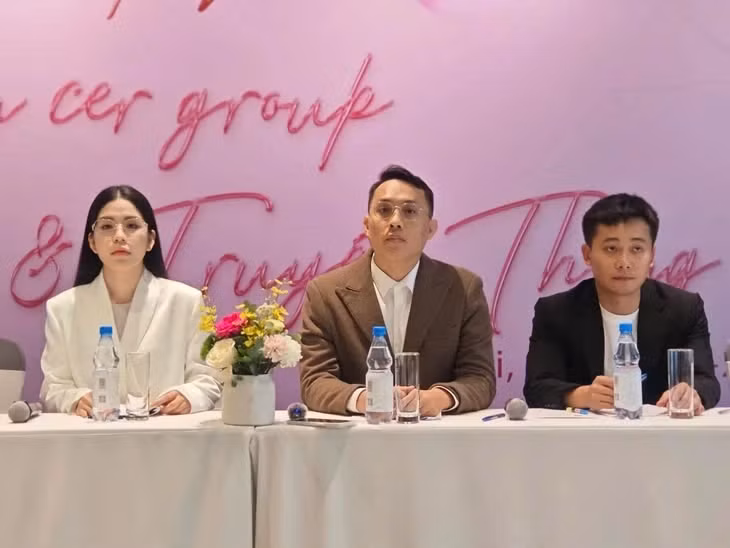 Quang Linh Vlogs (bìa phải), đại diện CER Group (giữa) và TikToker Hằng Du Mục trả lời câu hỏi liên quan đến kẹo rau củ Kera - Ảnh: D.LIỄU