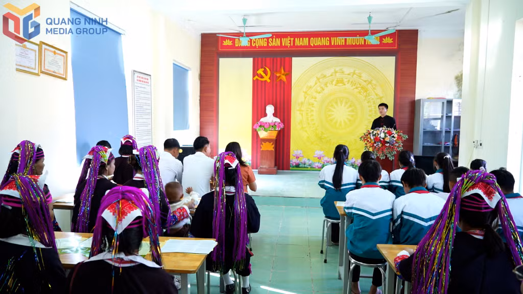 Bí thư Chi bộ, Trưởng bản Lồ Má Coọc (xã Quảng Sơn, huyện Hải Hà) tuyên truyền, vận động nhân dân xóa bỏ hủ tục tảo hôn.