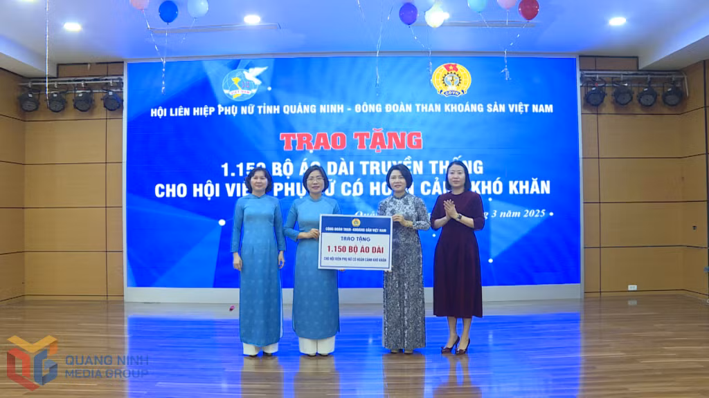 BTV Hội LHPN tỉnh tiếp nhận 1.150 bộ áo dài do Công đoàn Than - Khoáng sản Việt Nam trao tặng.
