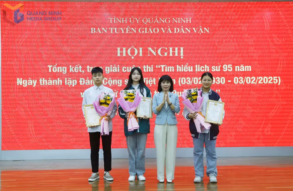 Ban Tổ chức trao giải nhất cho các cá nhân tham gia cuộc thi trắc nghiệm “Tìm hiểu lịch sử 95 năm Ngày thành lập Đảng Cộng sản Việt Nam 32 (1930-2025) và lịch sử Đảng bộ tỉnh Quảng Ninh”.
