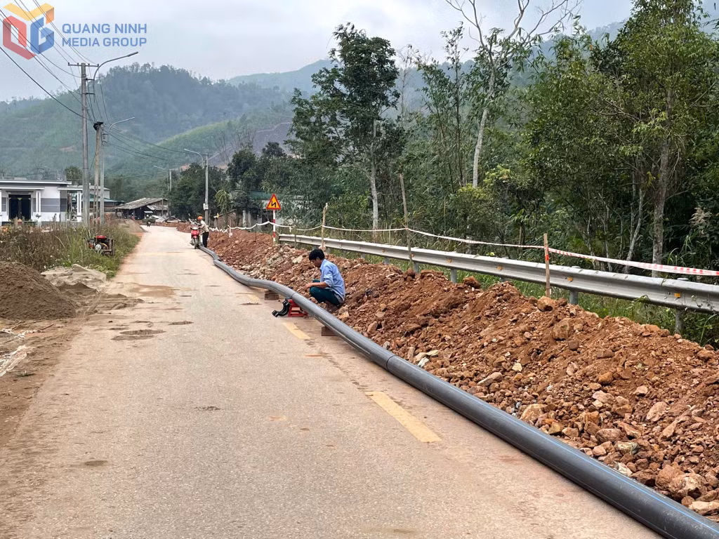 Thi công hệ thống cấp nước sinh hoạt cho người dân xã Đồng Sơn (TP Hạ Long). Ảnh: Nguyên Ngọc