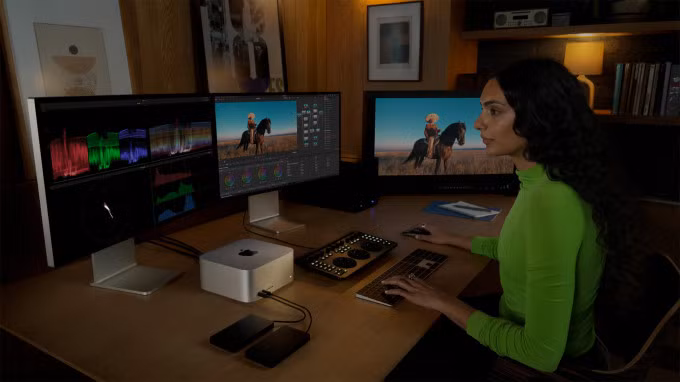Mac Studio mới kết nối với màn hình Pro Display XDR.