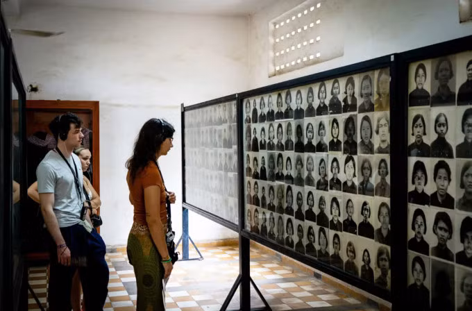 Du khách tại bảo tàng diệt chủng Tuol Sleng, Campuchia. Ảnh: Britannica