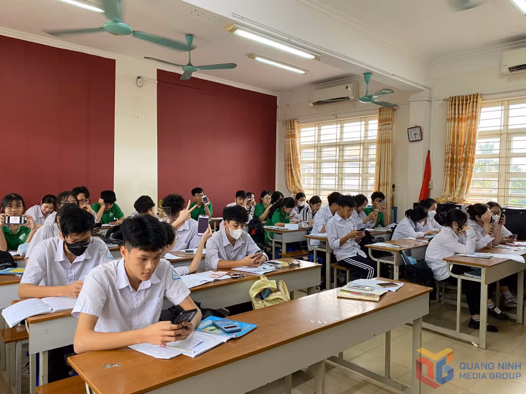 Học sinh Trường THPT Minh Hà tham gia các cuộc thi tìm hiểu kiến thức pháp luật qua các phần mềm do Đoàn Thanh niên trường tổ chức.