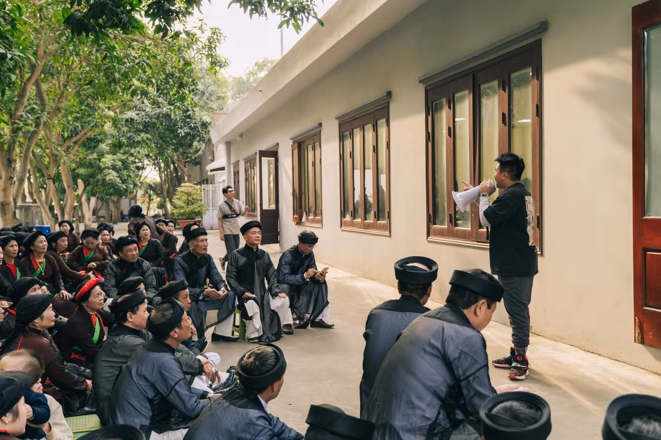 Người dân làng Lạc Xá tham gia MV của Hòa Minzy. (Ảnh: CTV/Vietnam+)