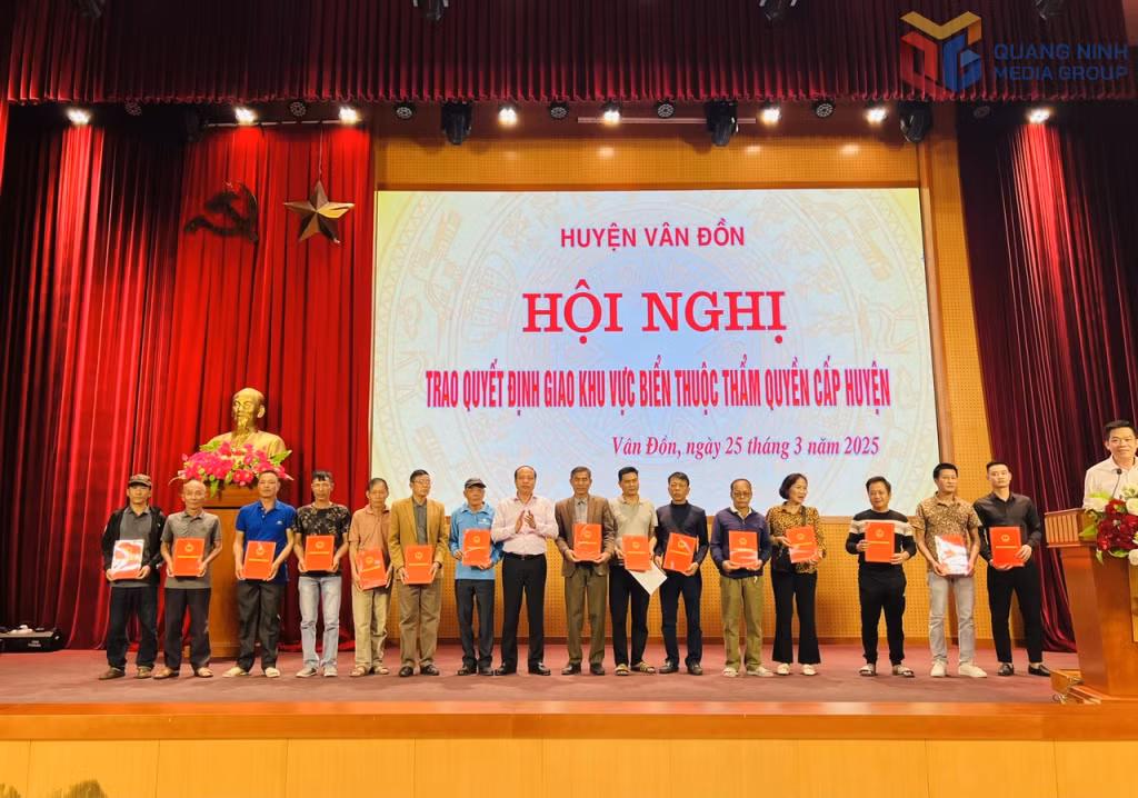 Trao Quyết định giao khu vực biển thuộc thẩm quyền cấp huyện cho các hộ gia đình, cá nhân NTTS trên địa bàn huyện Vân Đồn.