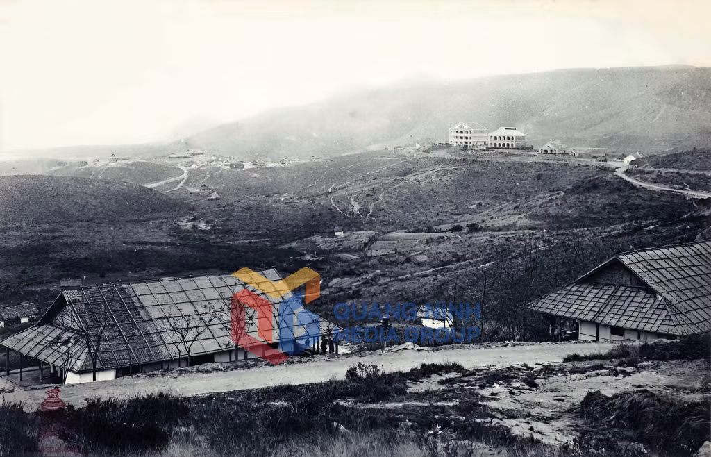 1920-1925 – Hòn Gai - Bệnh xá và doanh trại bộ binh thuộc địa. Ảnh: Pierre Dieulefils
