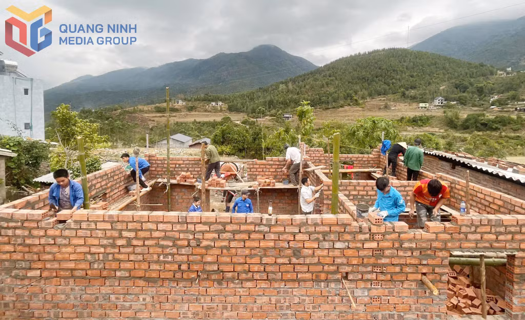 Đoàn Thanh niên xã Đồng Văn huy động trên 20 ĐVTN hỗ trợ ngày công giúp đỡ hộ gia đình cận nghèo của xã xây dựng nhà mới. 