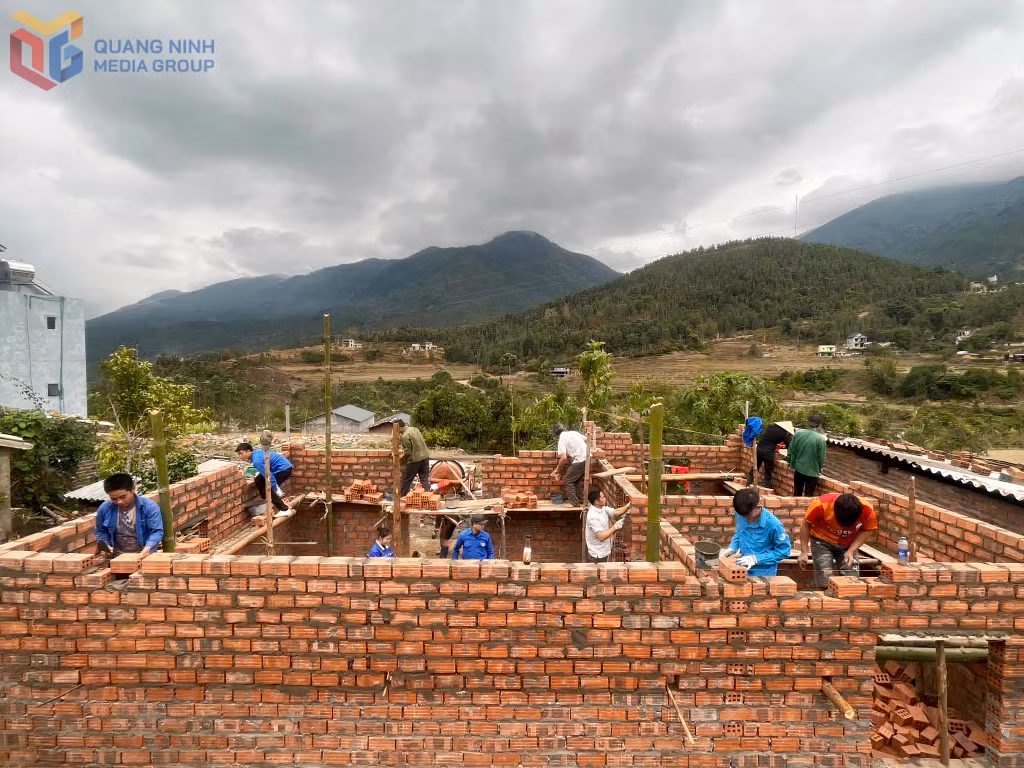 ĐVTN xã Đồng Văn (huyện Bình Liêu) hỗ trợ ngày công xây dựng nhà cho hộ cận nghèo trên địa bàn.