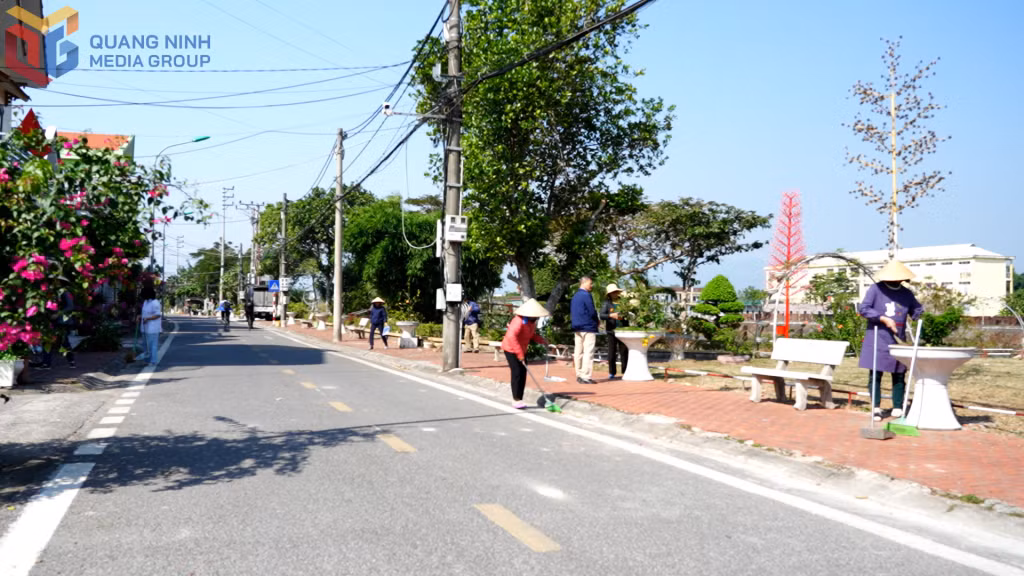 Nhân dân thị trấn Quảng Hà tham gia dọn vệ sinh môi trường khu dân cư.