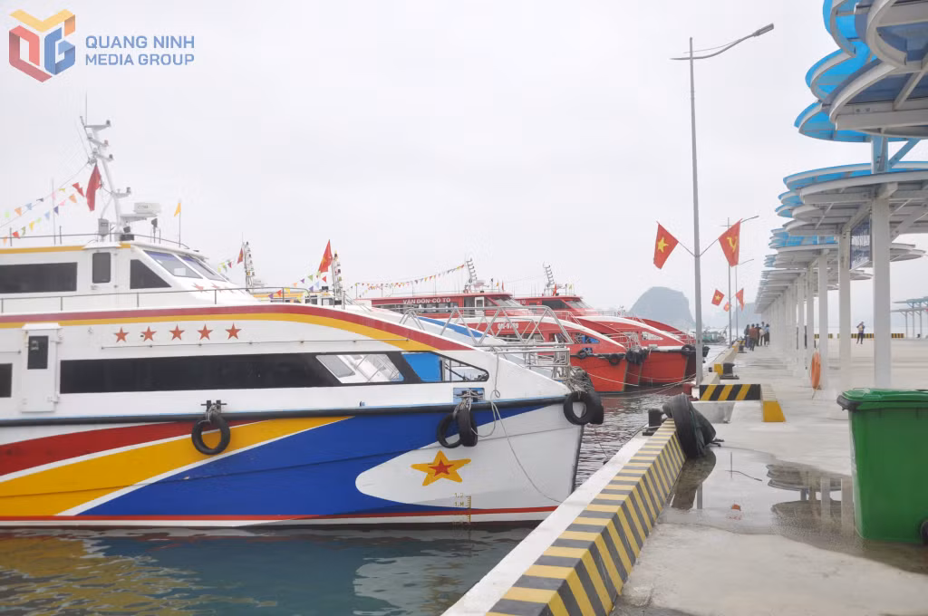 Tàu du lịch cập bến, đưa đón khách tại Bến cảng quốc tế Ao Tiên.
