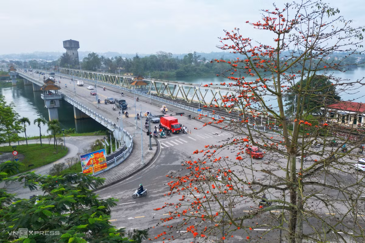 Mùa hoa gạo bên dòng sông Hương ảnh 1