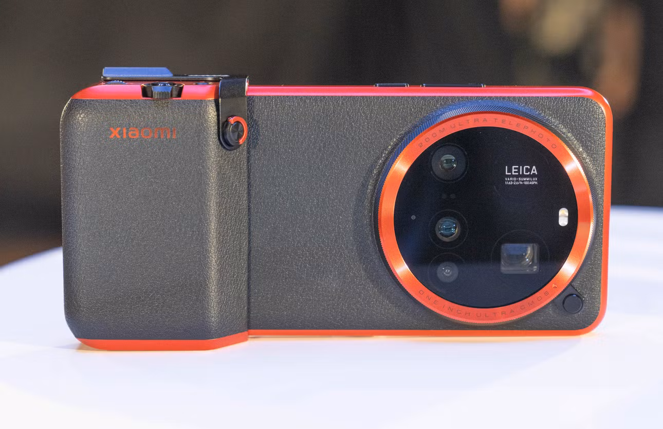 Điểm nhấn của sản phẩm vẫn là bộ phụ kiện Photography Kit thế hệ thứ ba, gồm báng cầm cho phép người dùng điều khiển smartphone như máy ảnh và kiêm sạc dự phòng 2.000 mAh, dây đeo, ốp lưng và một số chi tiết khác. Báng cầm mới trang bị các tính năng giống thế hệ trước nhưng có thiết kế đẹp mắt hơn.