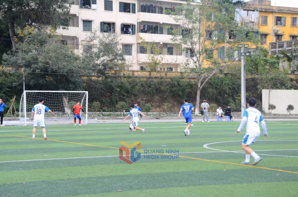 Trận đấu vòng loại Giải bóng đá học sinh, sinh viên các trường đại học, cao đẳng tỉnh Quảng Ninh lần thứ V, năm 2025 giữa Đội ĐH Công nghiệp Quảng Ninh và Cao đẳng Y tế Quảng Ninh.
