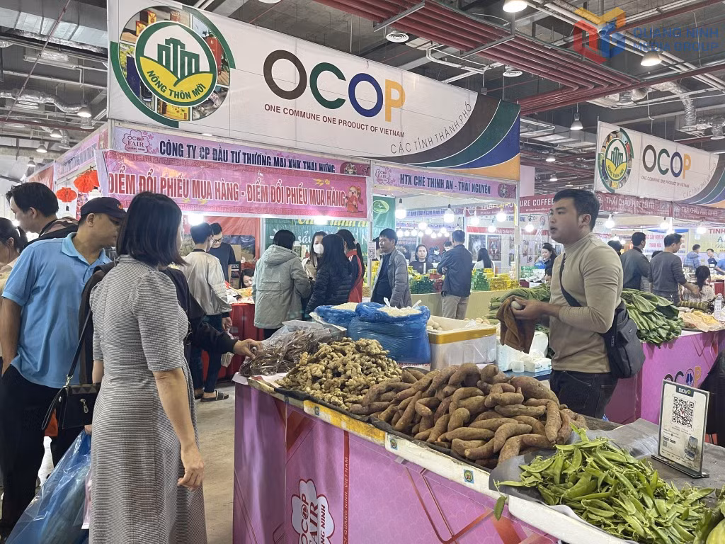 Người dân mua sắm tại Hội chợ OCOP Xuân 2025.