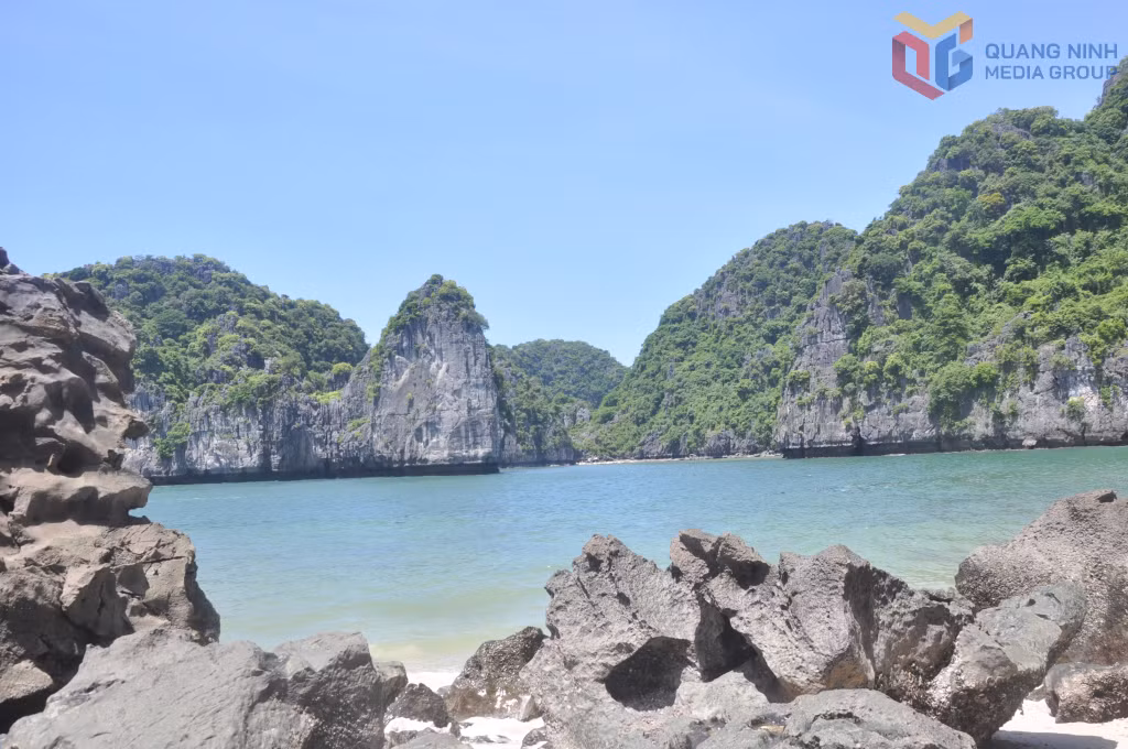 Vịnh Hạ Long với cảnh quan kỳ vĩ, thơ mộng từng nhiều lần được lấy bối cảnh cho các bộ phim nổi tiếng.