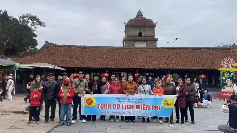 Du khách chụp ảnh kỷ niệm tại chùa Dâu.