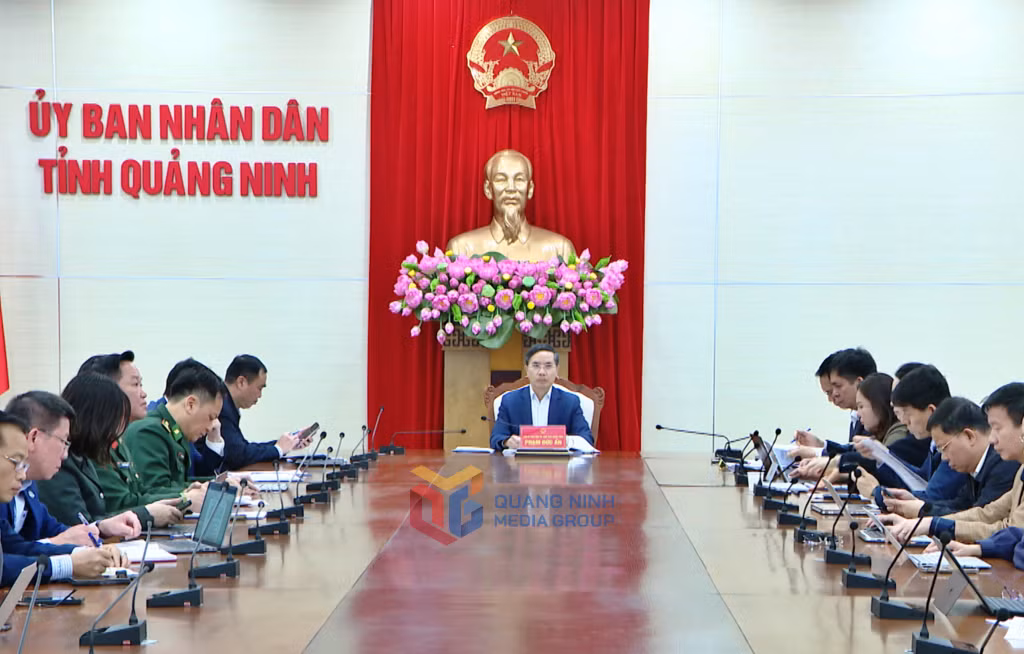 Đồng chí Phạm Đức Ấn, Chủ tịch UBND tỉnh và các sở ngành liên quan dự Hội nghị tại điểm cầu Quảng Ninh