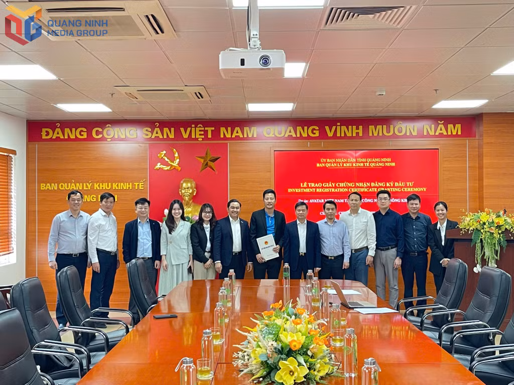 Lãnh đạo Ban Quản lý Khu kinh tế trao giấy chứng nhận đầu tư dự án