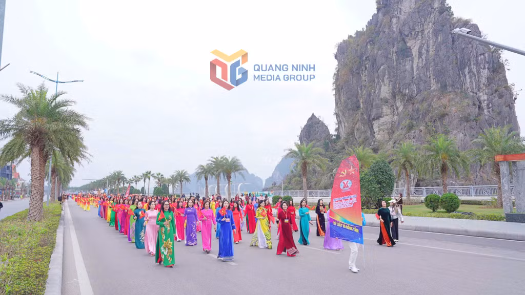  Đồng diễn áo dài bên bờ di sản, kỳ quan thiên nhiên thế giới Vịnh Hạ Long 