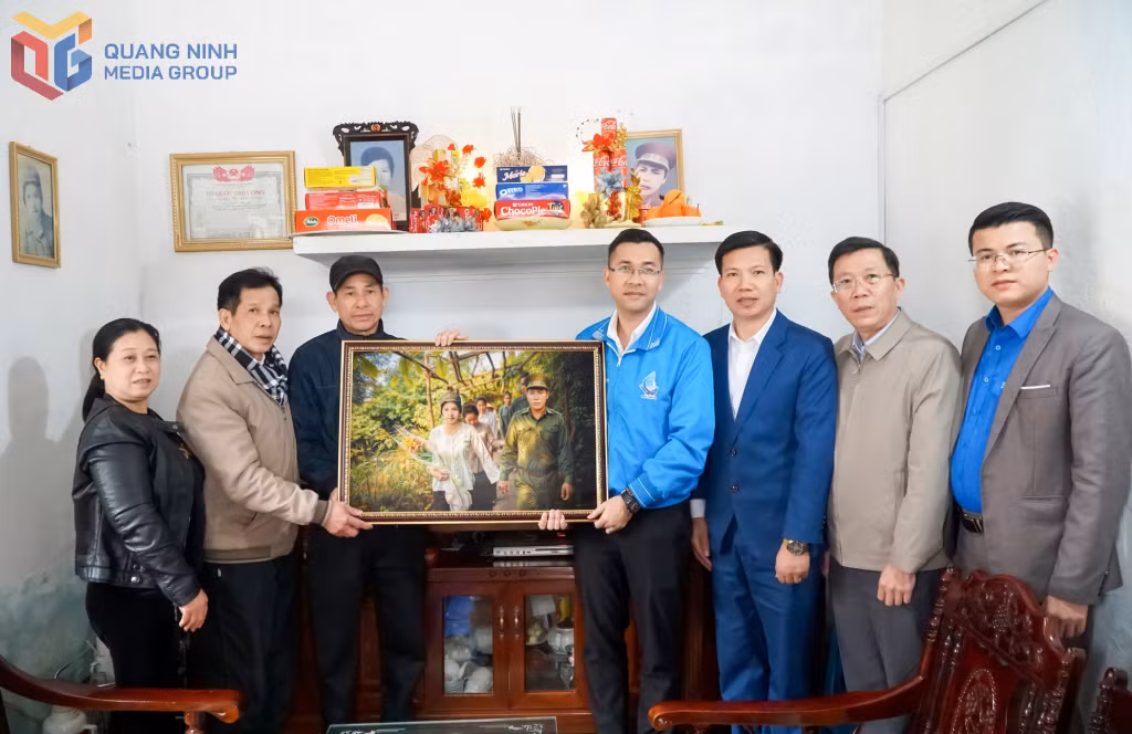 Thường trực Tỉnh Đoàn đã tới thăm hỏi và trao tặng tận tay tấm ảnh phục dựng tới gia đình Liệt sĩ Hoàng Thị Hồng Chiêm tại TP Móng Cái ngày 7/3.
