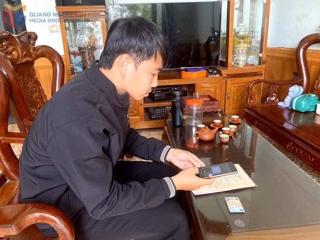 Người dân sử dụng dịch vụ công trực tuyến để nộp TTHC.