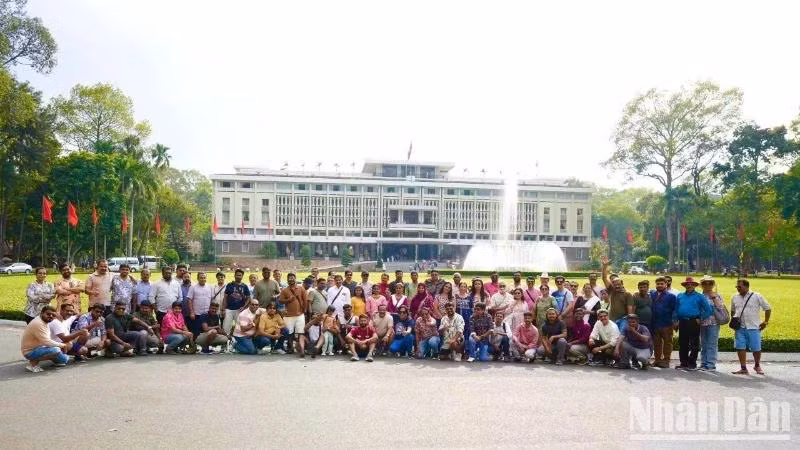 Khách du lịch quốc tế tham quan Dinh Độc Lập.